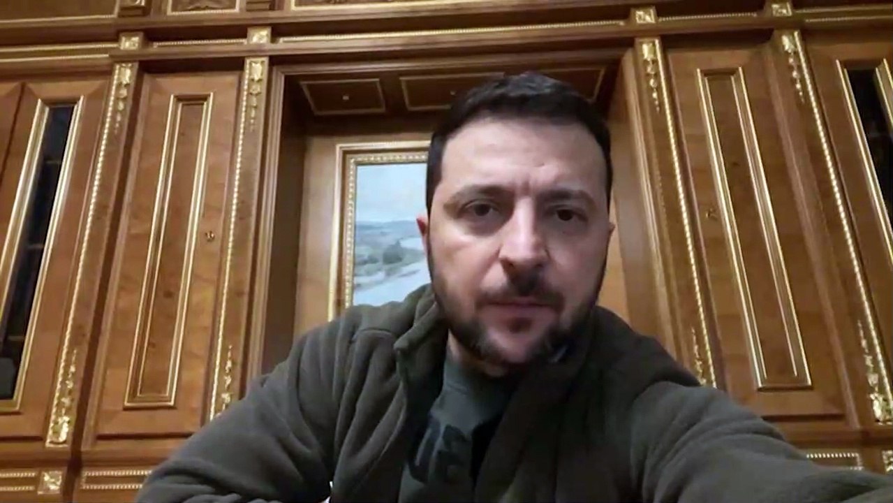 زيلينسكي يعلن أن الدفاعات الجوية الأوكرانية أسقطت الاثنين "معظم الصواريخ" الروسية