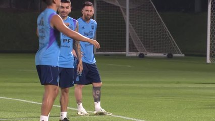 Télécharger la video: FOOTBALL: FIFA World Cup: Messi leads Argentina training ahead of the match against the Netherlands