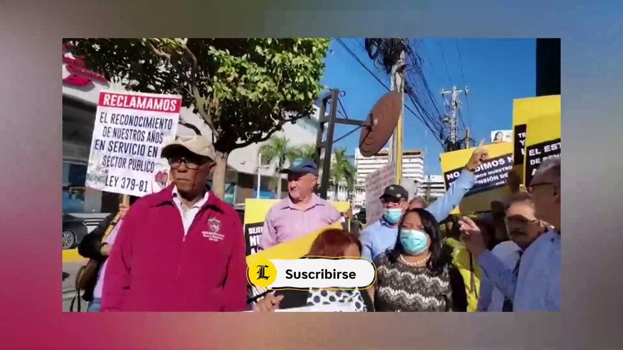 Servidores públicos desvinculados protestan frente a Seguridad Social