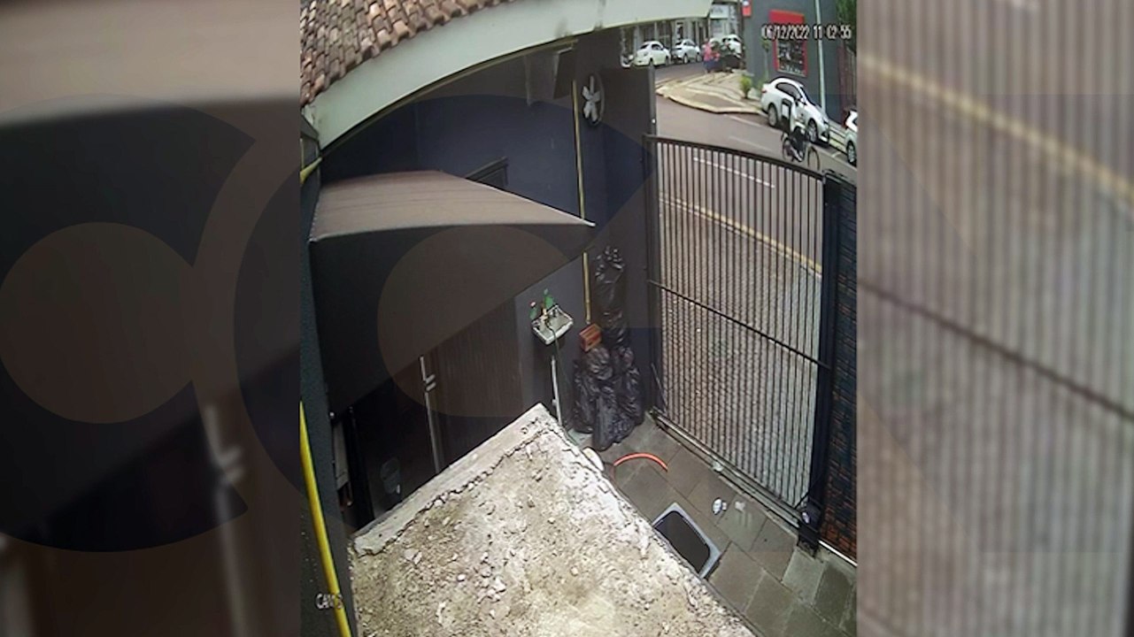 Câmera flagra pedestre 'voando' ao ser atropelado por carro na Rua Paraná