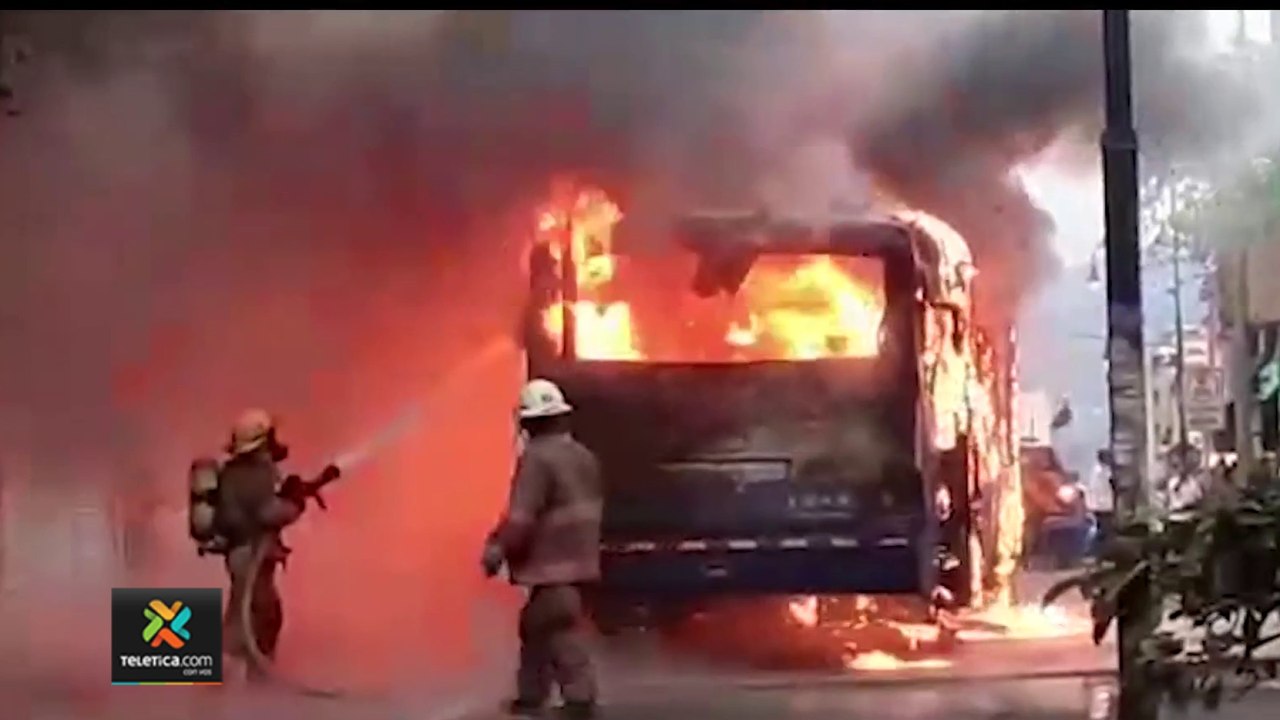 tn7-Autobús-queda-reducido-a-‘cenizas’-en-el-centro-de-San-José--051222