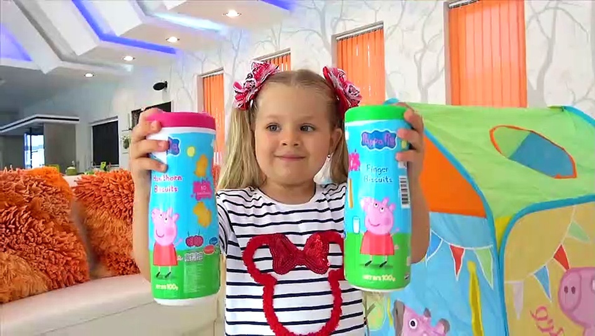 Diana and Roma play with Peppa Pig toy tent