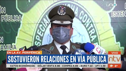 Dos jóvenes en estado de ebriedad cometían actos obscenos en plena vía pública.