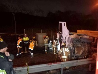 TEM Otoyolu'nda hafriyat kamyonu devrildi: 1 ölü, 1 yaralı