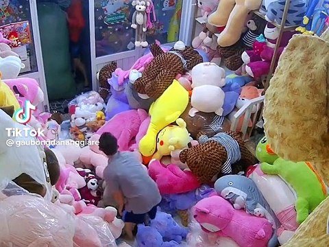 Người bố trẻ hứa cố làm để mua thật nhiều thú nhồi bông cho con gái nhỏ