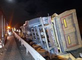 TEM Otoyolu’nda hafriyat kamyonu devrildi: Bir ölü, 1 yaralı