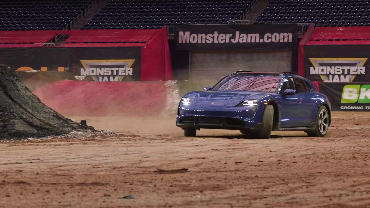 Allradantrieb im Vergleich - Porsche Taycan Cross Turismo nimmt es mit Monster Truck auf