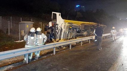 TEM Otoyolu'nda hafriyat kamyonu devrildi: 1 ölü, 1 yaralı