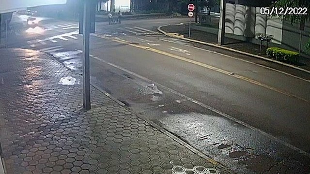 Câmera de segurança flagra mulher sendo atropelada na Rua Vicente Machado