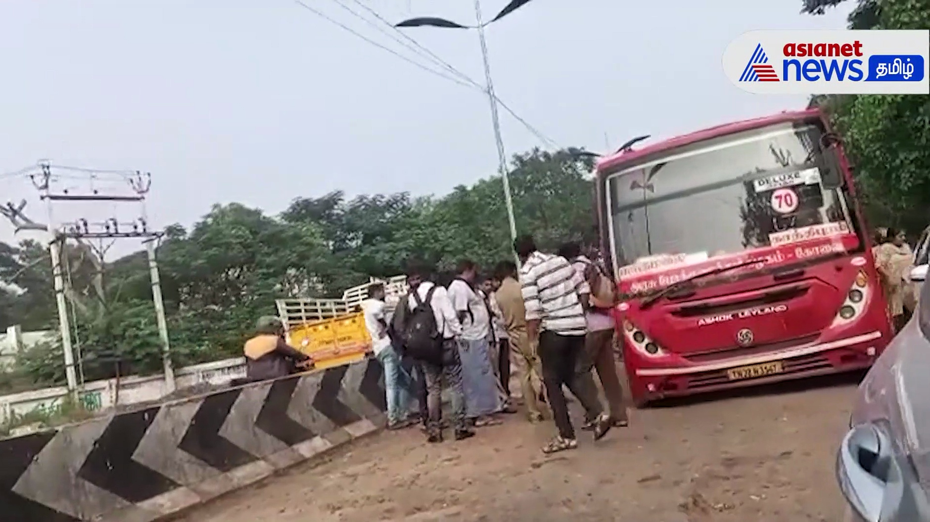 Watch : கோவை அருகே சாலைக் குழியில் சிக்கிய  அரசு பேருந்தால் பரபரப்பு! 