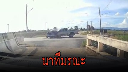 ต่อหน้าต่อตา ! 2 ครูขับเก๋ง ตัดหน้ากระบะซิ่ง พุ่งชนชิ้นส่วนกระจาย ดับคาที่ !!