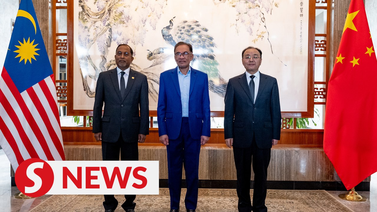 Anwar pays last respects to Jiang Zemin