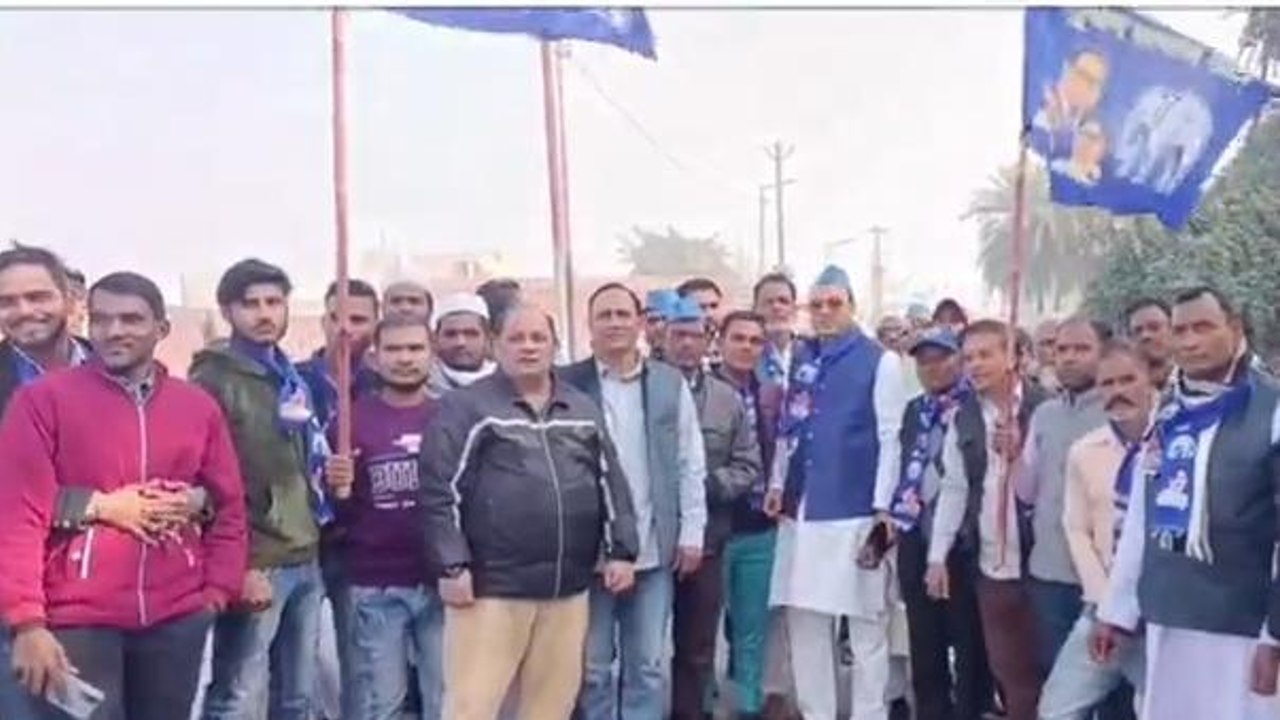 मेरठ: बसपा के सैकड़ों कार्यकर्ता नारे लगाते हुए नोएडा रवाना, कार्यक्रम में होंगे शामिल