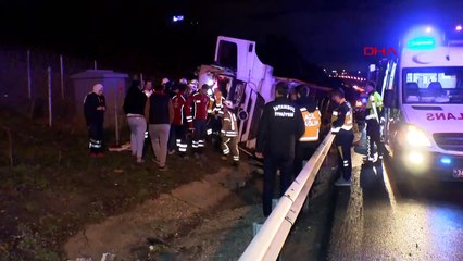 TEM Otoyolu'nda hafriyat kamyonu devrildi: 1 ölü, 1 yaralı