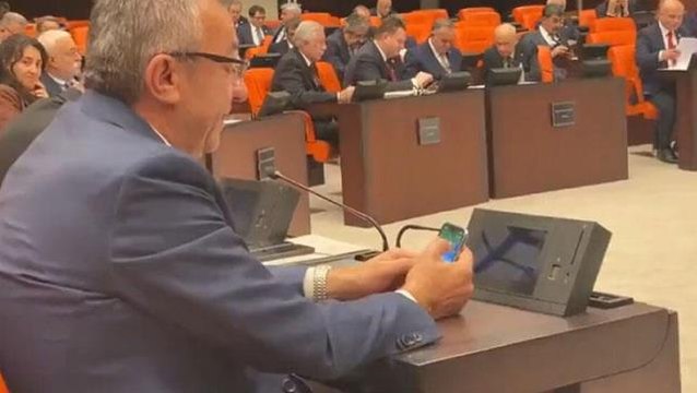 CHP Grup Başkanvekili Engin Altay bütçe görüşmelerinde telefonda kart oyunu oynadı