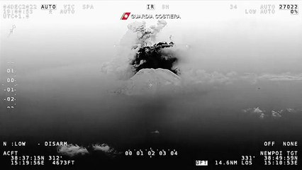 Stromboli, la colata lavica continua ma si riducono le esplosioni