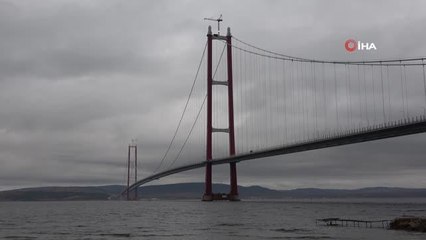 1915 Çanakkale Köprüsü kulelerine Seyit Onbaşı'nın sırtlayarak kaldırdığı 4 top mermisi figürü yerleştirildi