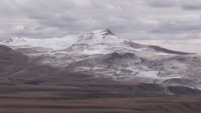 Ağrılı köy çocuklarının kırtasiye malzemeleri çevik kuvvet polisinden