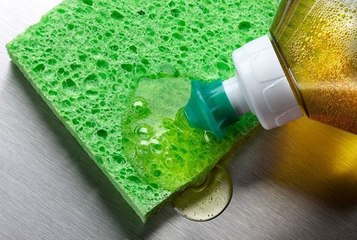 Économies d’argent : cette erreur que l’on commet tous avec le liquide vaisselle et qui gâche du produit et de l’eau