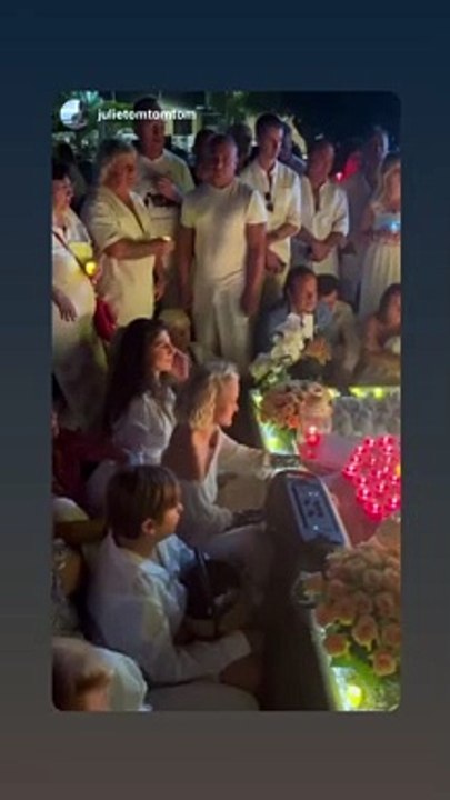 Laeticia Hallyday et tous ses proches à la veillée, 5 ans après la mort de Johnny Hallyday, le lundi 5 décembre 2022 à Saint-Barth