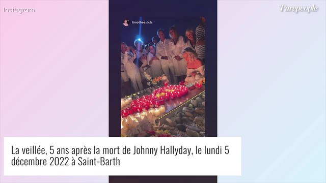 Laeticia Hallyday naturelle et bohème devant la tombe de Johnny : une veillée loin de ses filles Jade et Joy