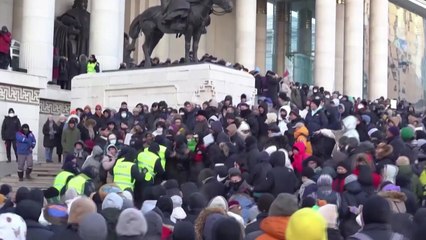몽골에서 '석탄 부패' 항의 시위...국가궁 점거 시도 / YTN