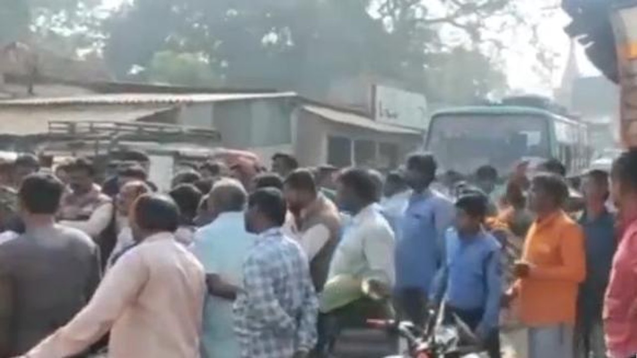 দঃদিনাজপুরঃ শৌচালয় নেই বাসস্ট্যান্ডে! প্রতিবাদে রাজ্য সড়ক অবরোধ বাসিন্দাদের