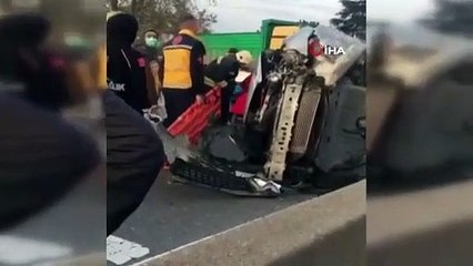 Otomobil bariyerlere çarpıp yan yatmıştı, kaza anı kamerada