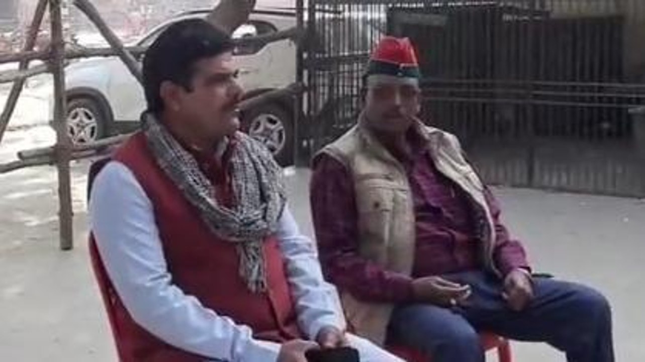 मैनपुरी: मतदान के बाद ईवीएम मशीन की रखवाली कर रहे सपा कार्यकर्ता