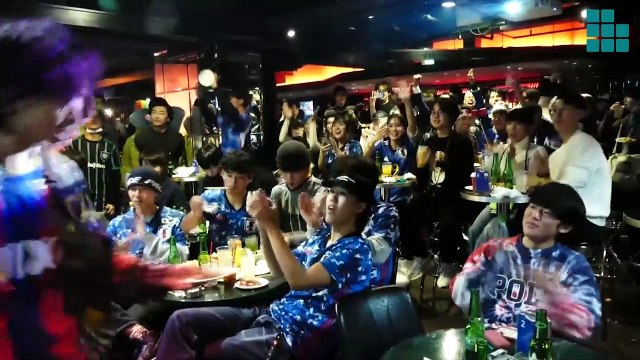 Los aficionados japoneses, desconsolados tras la eliminación de Japón