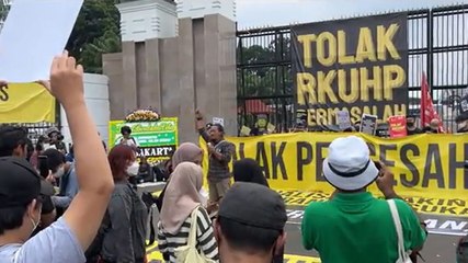 Protests erupt after Indonesia bans sex outside marriage