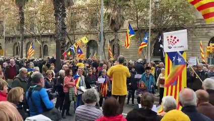 Cant de "Els segadors" a l'inici de la manifestació contra els nous desordres públics