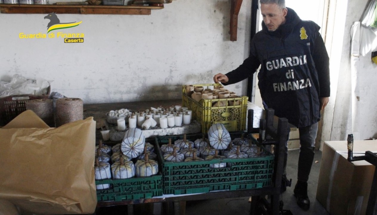 Villa Literno (CE) - Sequestrata fabbrica clandestina di fuochi pirotecnici (06.12.22)