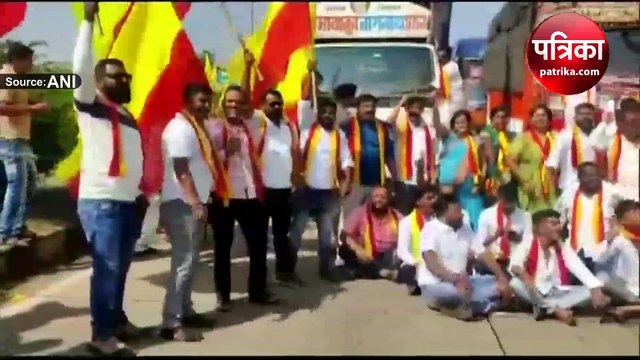 कर्नाटक महाराष्ट्र सीमा विवाद में बेलगावी में कर्नाटक रक्षण वेदिके का महाराष्ट्र के ट्रकों पर पथराव