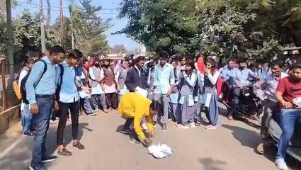 बालाघाट: छात्र-छात्राओं ने मार्कशीट की जलाई होली,जमकर किया प्रदर्शन,जाने वजह