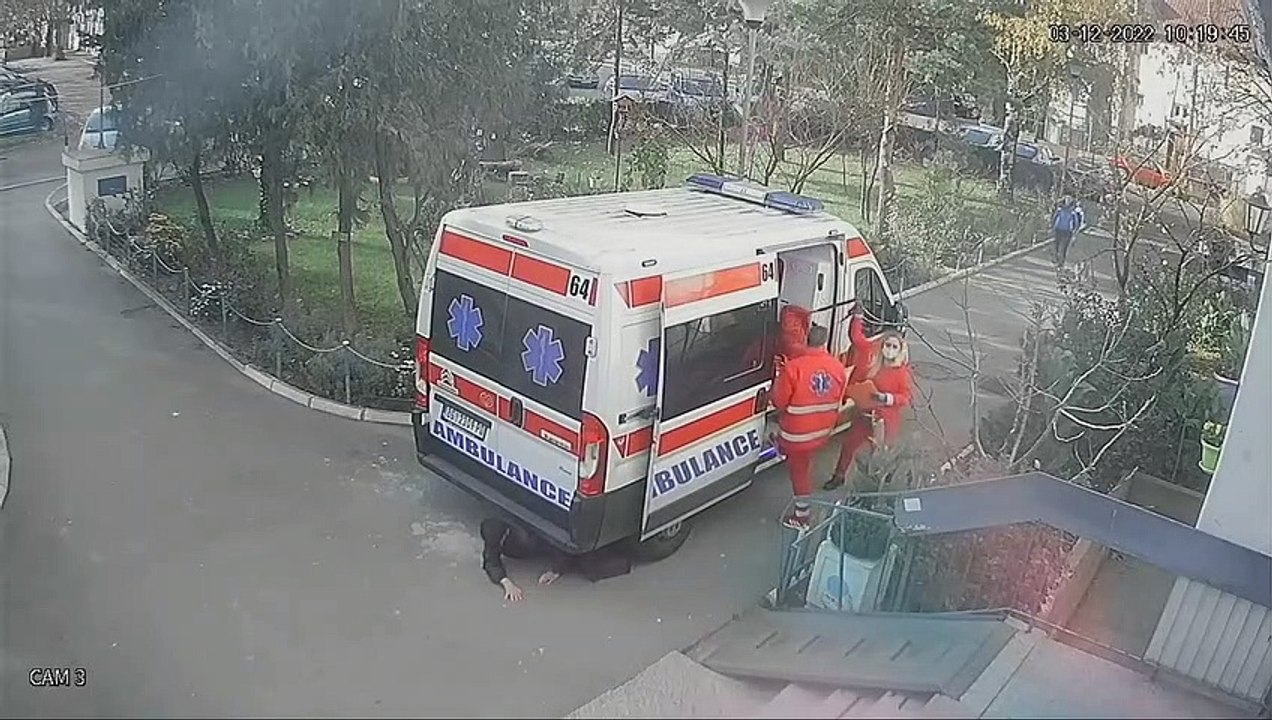 Serbie: Une ambulance renverse un vieille dame en faisant une marche arrière !