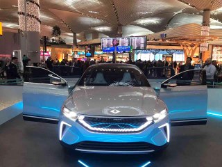 İstanbul Havalimanı'nda sergilenen TOGG'a yoğun ilgi