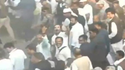आगर: मोदी समर्थकों को राहुल गांधी का फ्लाइंग किस, VIDEO देख हैरान हो जाएंगे आप