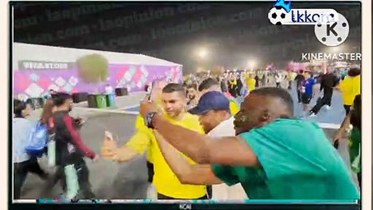 فيديو | صامويل إيتو يفقد أعصابه ويركل يوتيوبر "جزائري" في كأس العالم