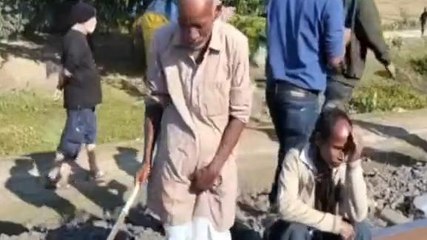 দীর্ঘ সময় ধরে রেল চলাচল বন্ধ,ক্ষোভ প্রকাশ যাত্রীদের