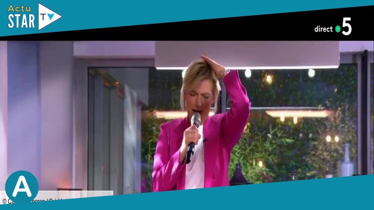 Anne-Élisabeth Lemoine debout sur la table : elle pousse la chansonnette avec Matthieu Chedid dans C