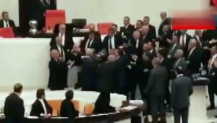 Meclis'te yumruklu kavga! O isim hastanede yoğun bakıma alındı