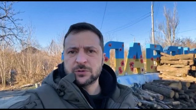 Ucraina, Zelensky in Donbass vicino alla linea del fronte