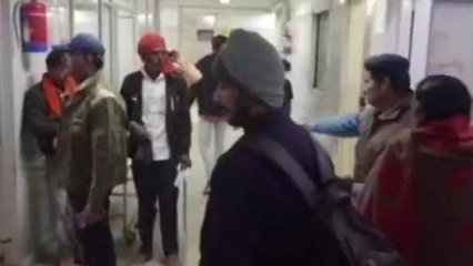 रीवा: पेड़ से गिरे युवक की उपचार के दौरान हुई मौत, चिकित्सकों पर लापरवाही का आरोप