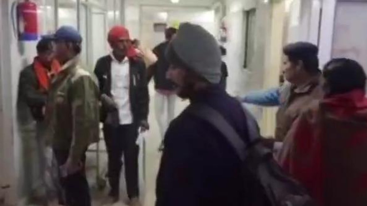 रीवा: पेड़ से गिरे युवक की उपचार के दौरान हुई मौत, चिकित्सकों पर लापरवाही का आरोप