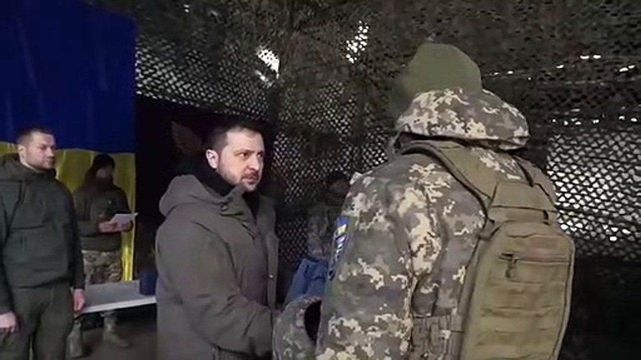 Ucraina-Russia, Zelensky tra i soldati in Donbass - Video