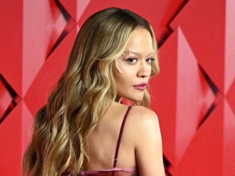 Wo ist das kleid geblieben? rita ora macht das nichts zum hingucker