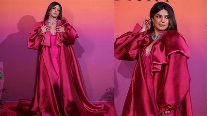 Priyanka Chopra Deep Neckline Pink Gown Look Troll, कहा काफी ज्यादा बड़ा..|Boldsky*Entertainment