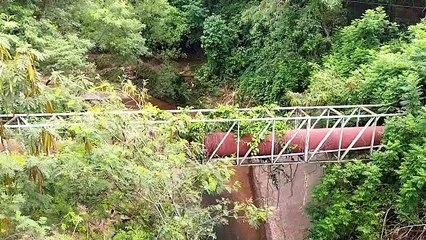 Cratera se abre na PR-323, em Umuarama, e transito segue em meia pista