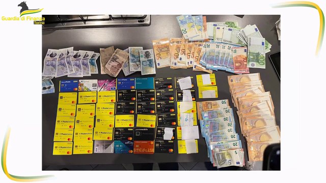 Caf torinesi creavano falsi permessi di soggiorno